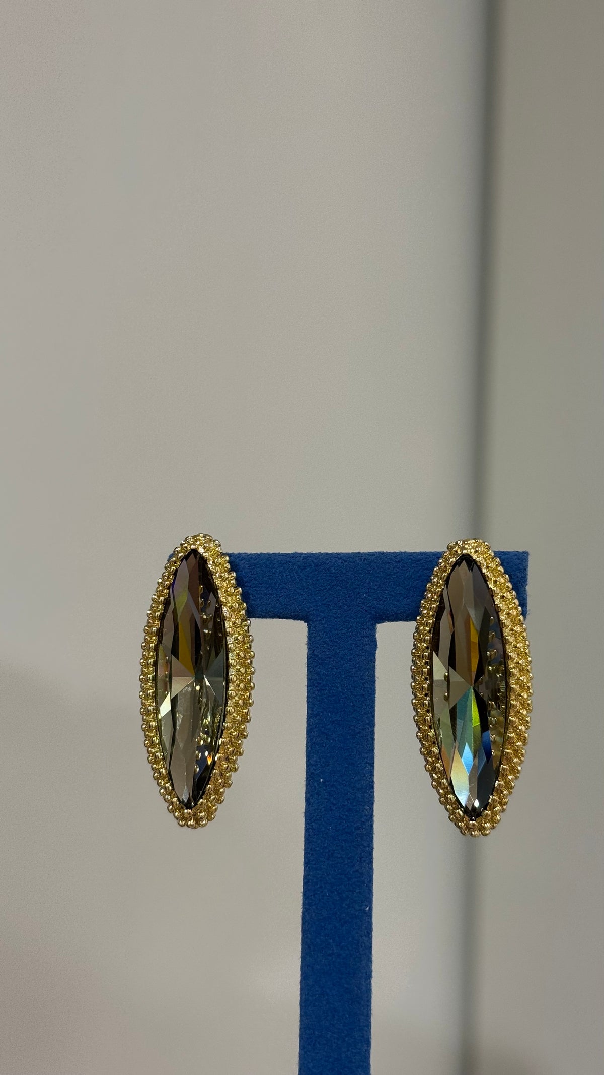 Kahve Mekik Swarovski Taş Küpe