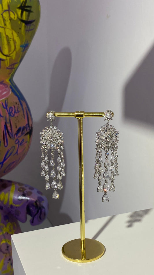 Beyaz Sallantılı Küpe