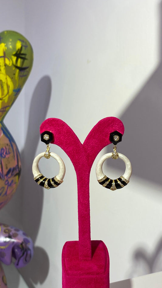 Beyaz Siyah Mineli Küpe