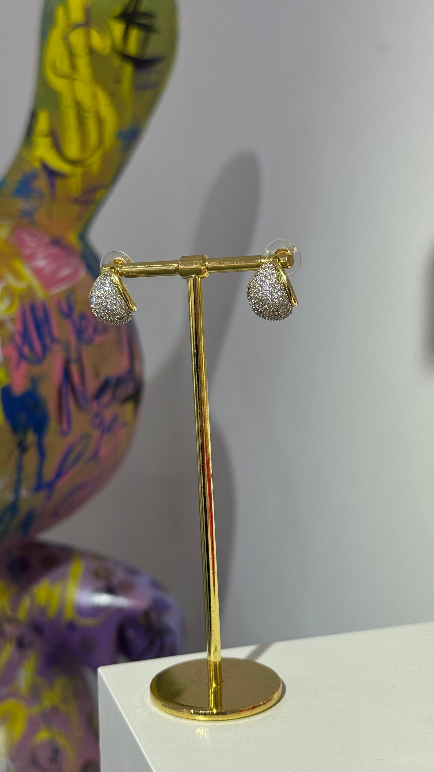 Taşlı Top Formda Küpe