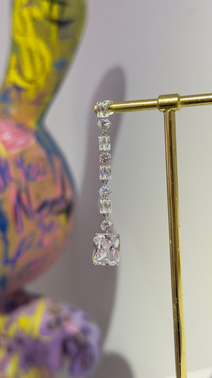 Beyaz Taşlı Sallantılı Küpe