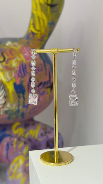 Beyaz Taşlı Sallantılı Küpe