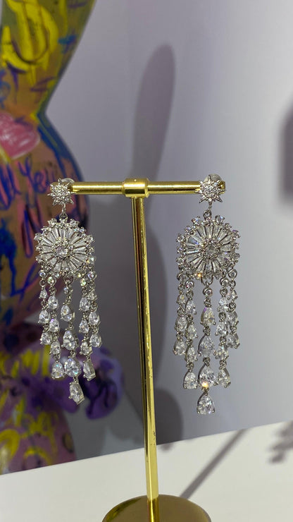 Beyaz Sallantılı Küpe