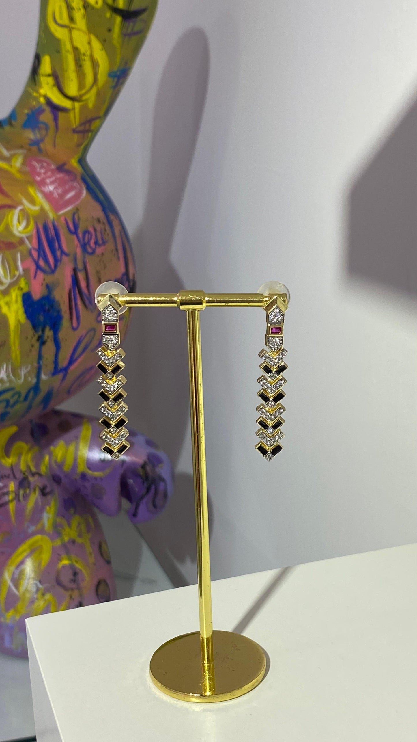 Siyah Mineli Sallantılı Küpe