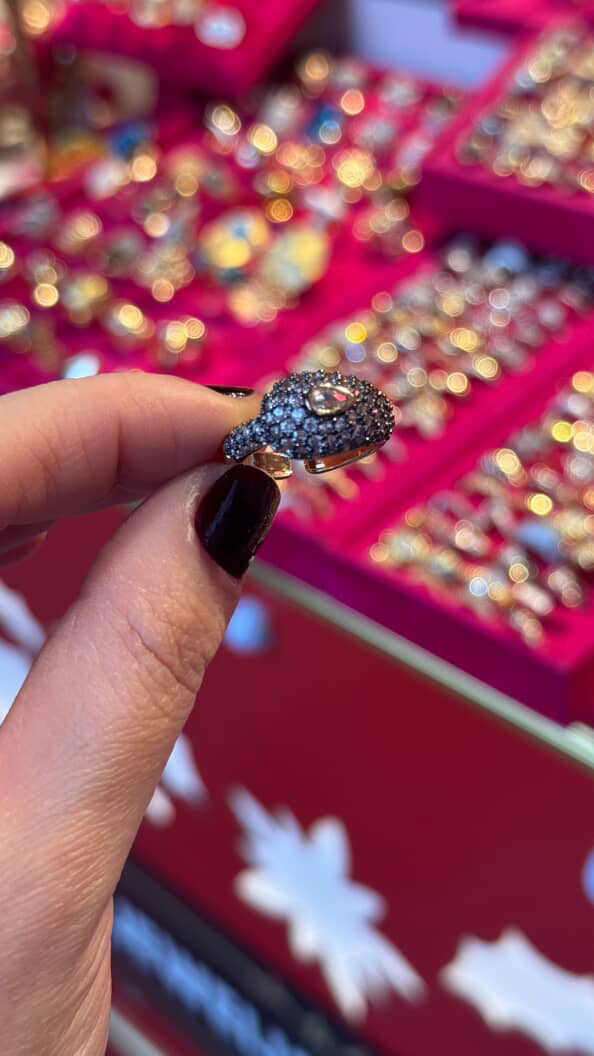 Siyah montür yüzük